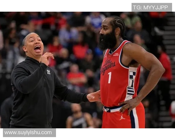 最终2.2秒落后5分，泰伦卢坐替补席一脸板滞，哈登自动喊暂停